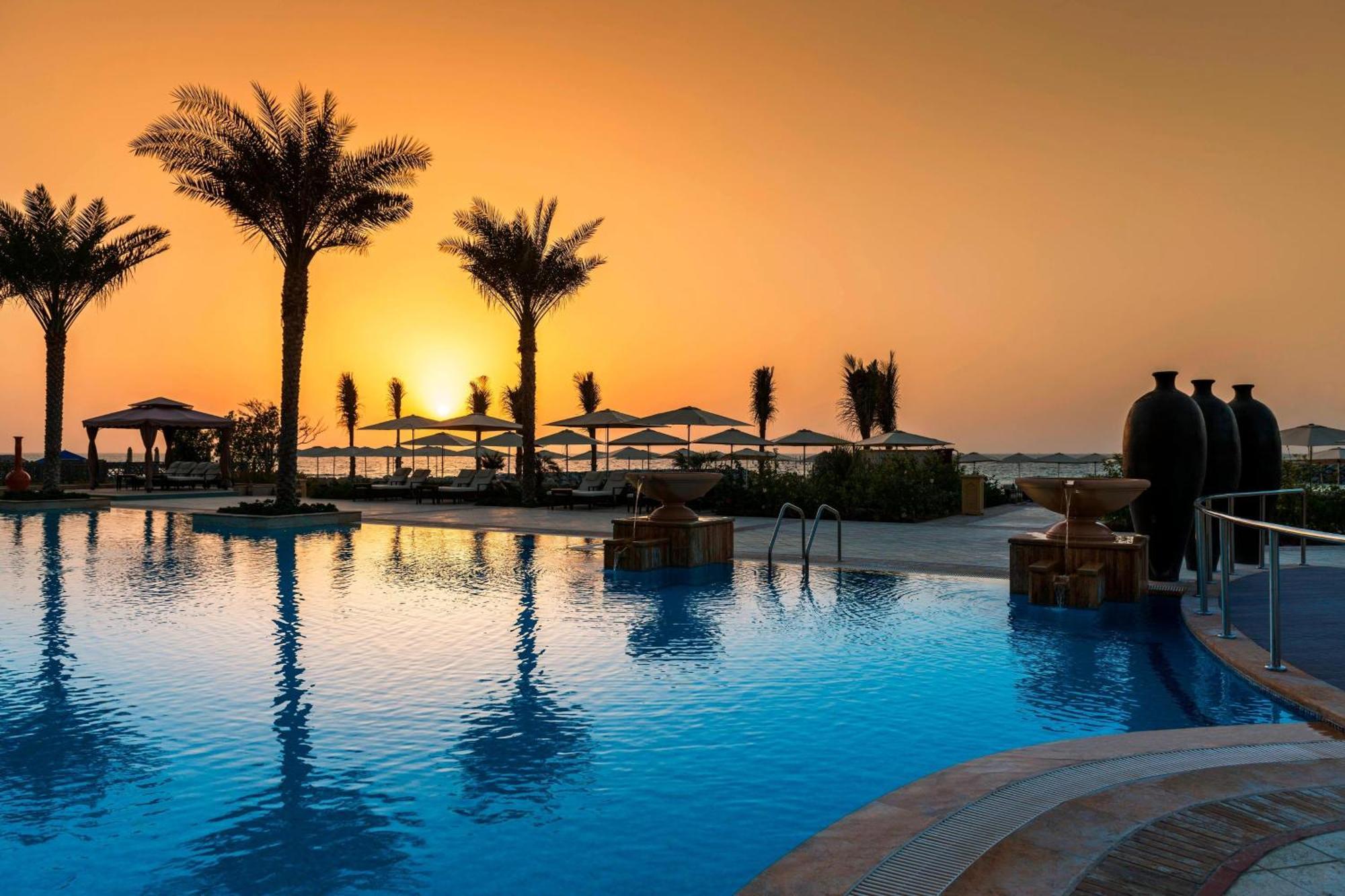 Ajman Saray, A Luxury Collection Resort, Аджман Екстериор снимка The pool at the resort