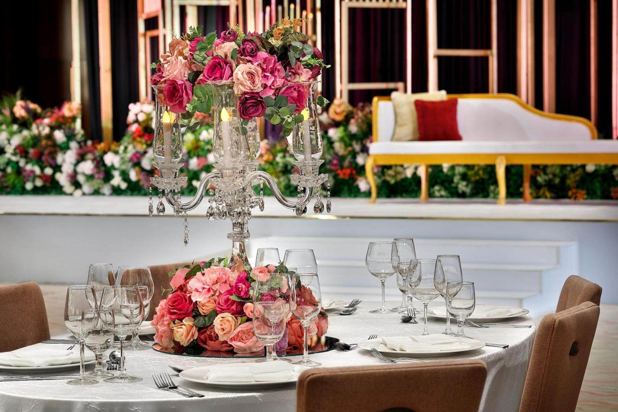 Ajman Saray, A Luxury Collection Resort, Аджман Екстериор снимка A table set for a wedding reception