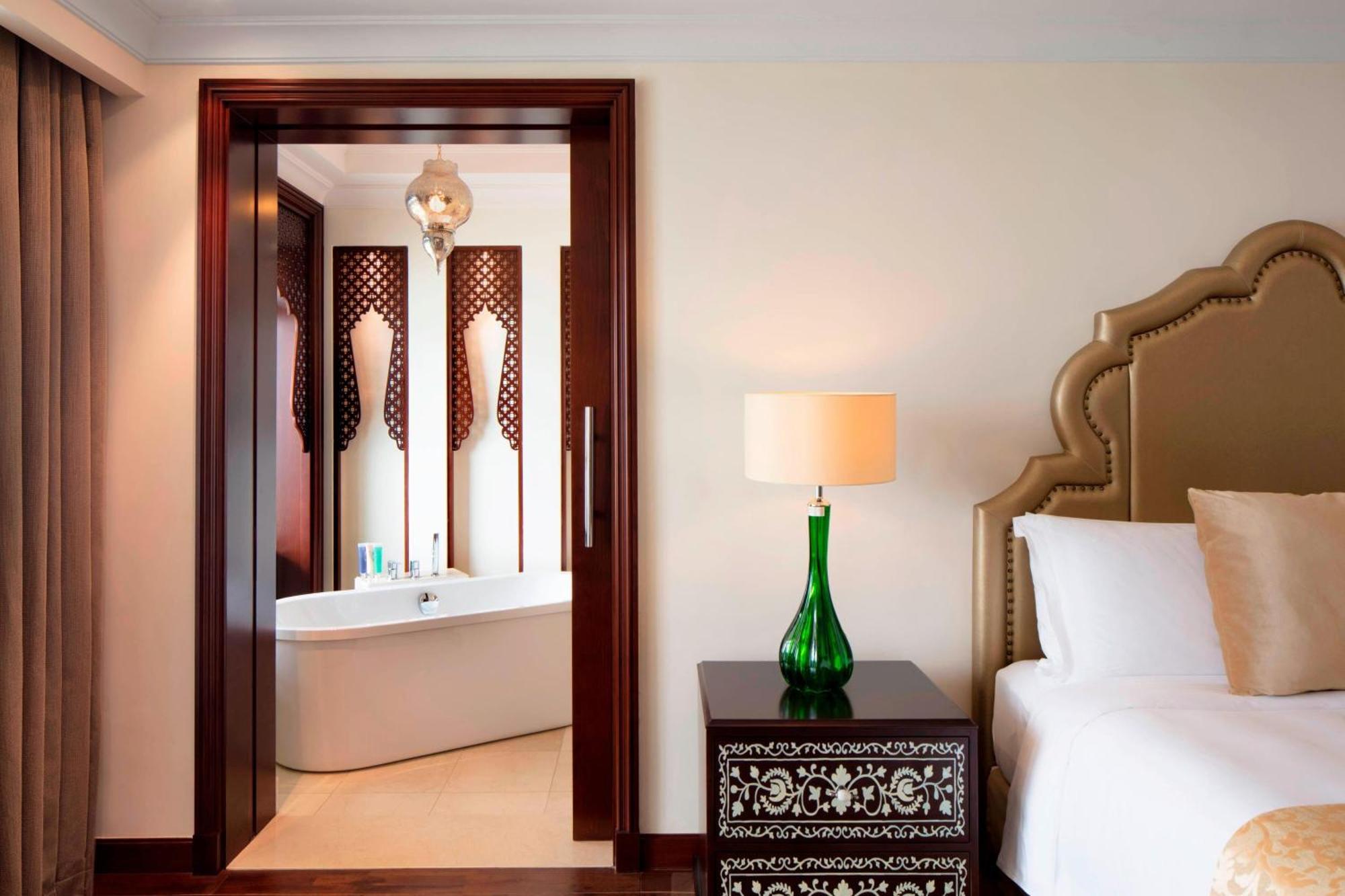 Ajman Saray, A Luxury Collection Resort, Аджман Екстериор снимка A bedroom at the Taj Mahal Palace