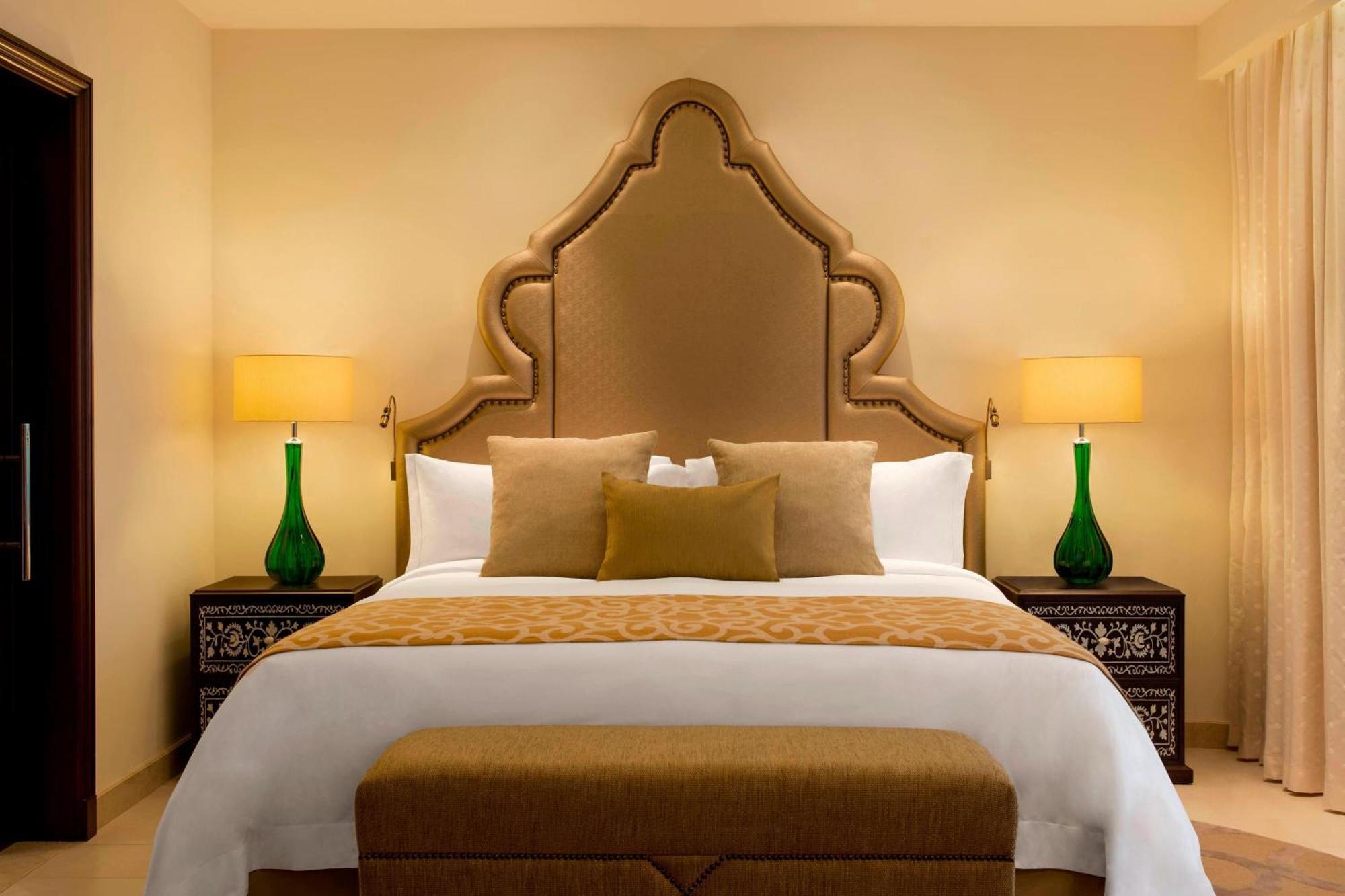 Ajman Saray, A Luxury Collection Resort, Аджман Екстериор снимка A bedroom at the Ritz-Carlton, DIFC