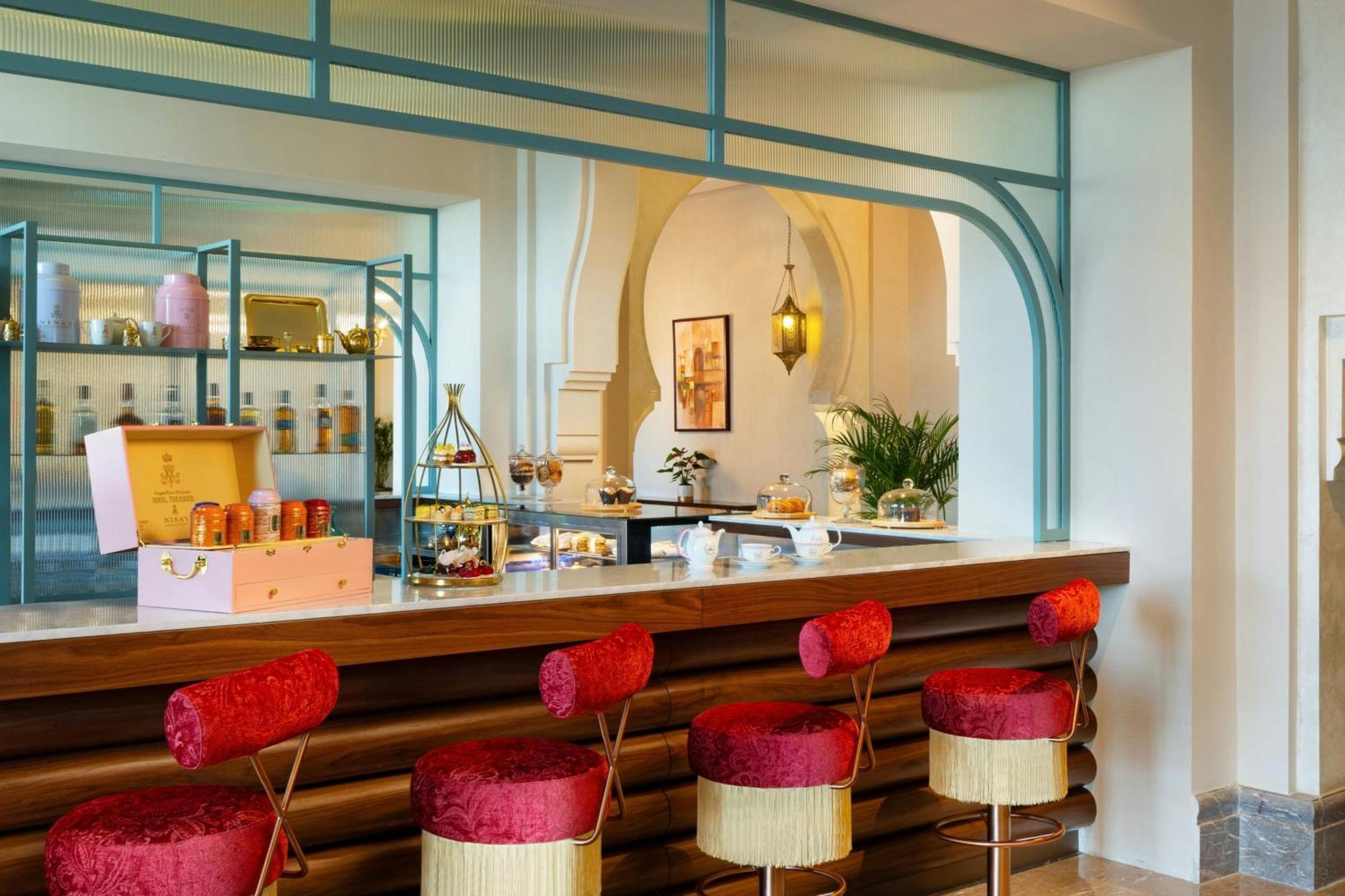 Ajman Saray, A Luxury Collection Resort, Аджман Екстериор снимка The bar at the hotel